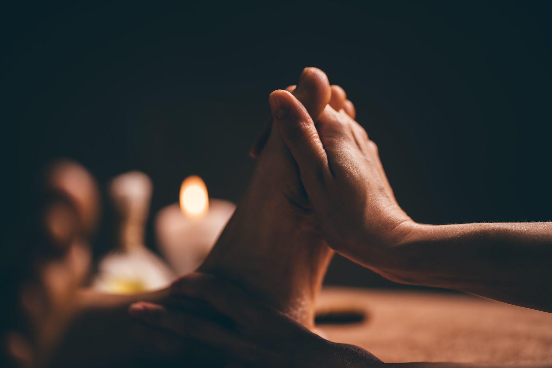 les-bienfaits-du-massage-des-pieds-et-des-jambes-une-therapie-de-detente-pour-soulager-la-fatigue-et-le-stress