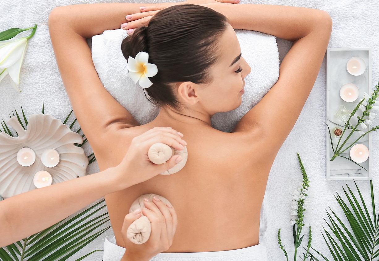 les-bienfaits-combines-du-massage-aux-huiles-et-aux-plantes-chaudes
