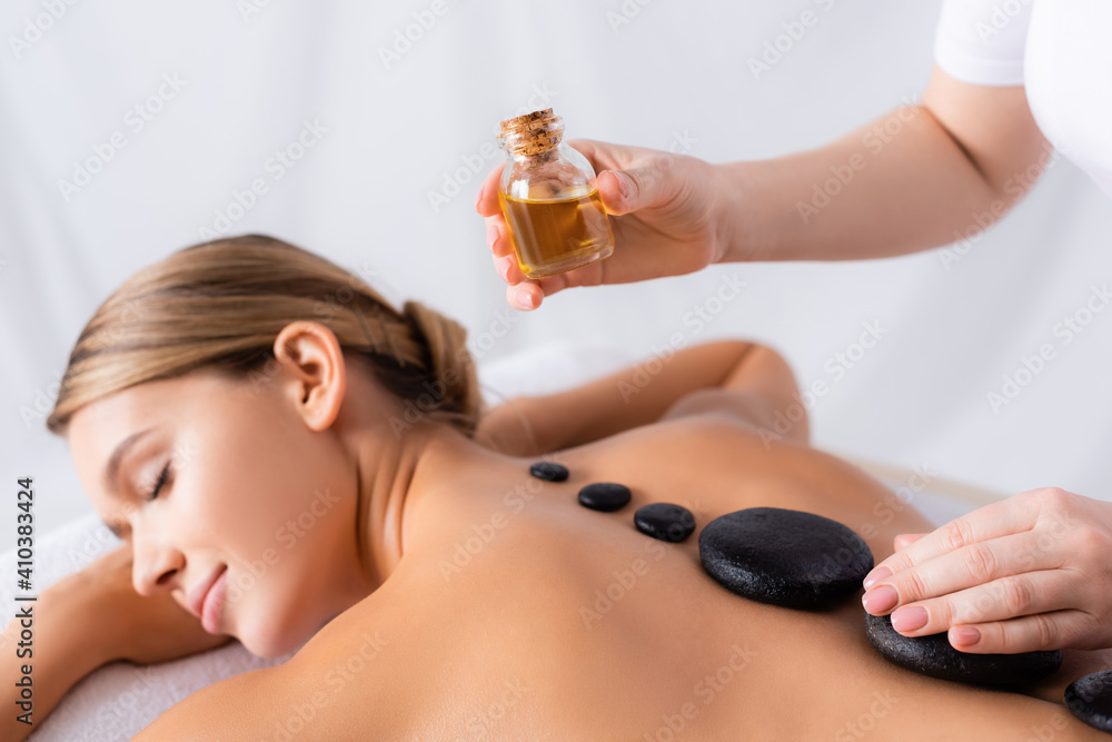 dou-provient-le-massage-aux-pierres-chaudes