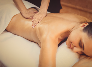 Massage aux huiles et aux plantes chaudes